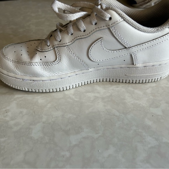 Size 3 youth Air Force one sneakers - Picture 5 of 9